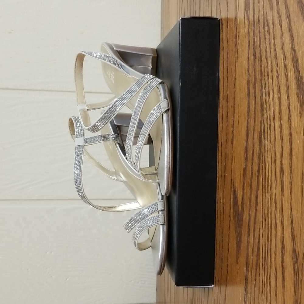 Women's Naturalizer Silver Heels Size 8